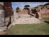 06986 ostia - regio i - forum - porticus - ostseite - ri norden - 09-2022.jpg